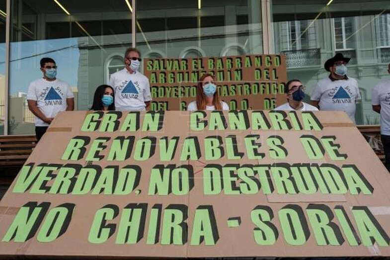 Foto de archivo de una protesta de la plataforma que se opone a la construcción de la central hidráulica de bombeo entre las presas de Chira y Soria / EFE Ángel Medina G.